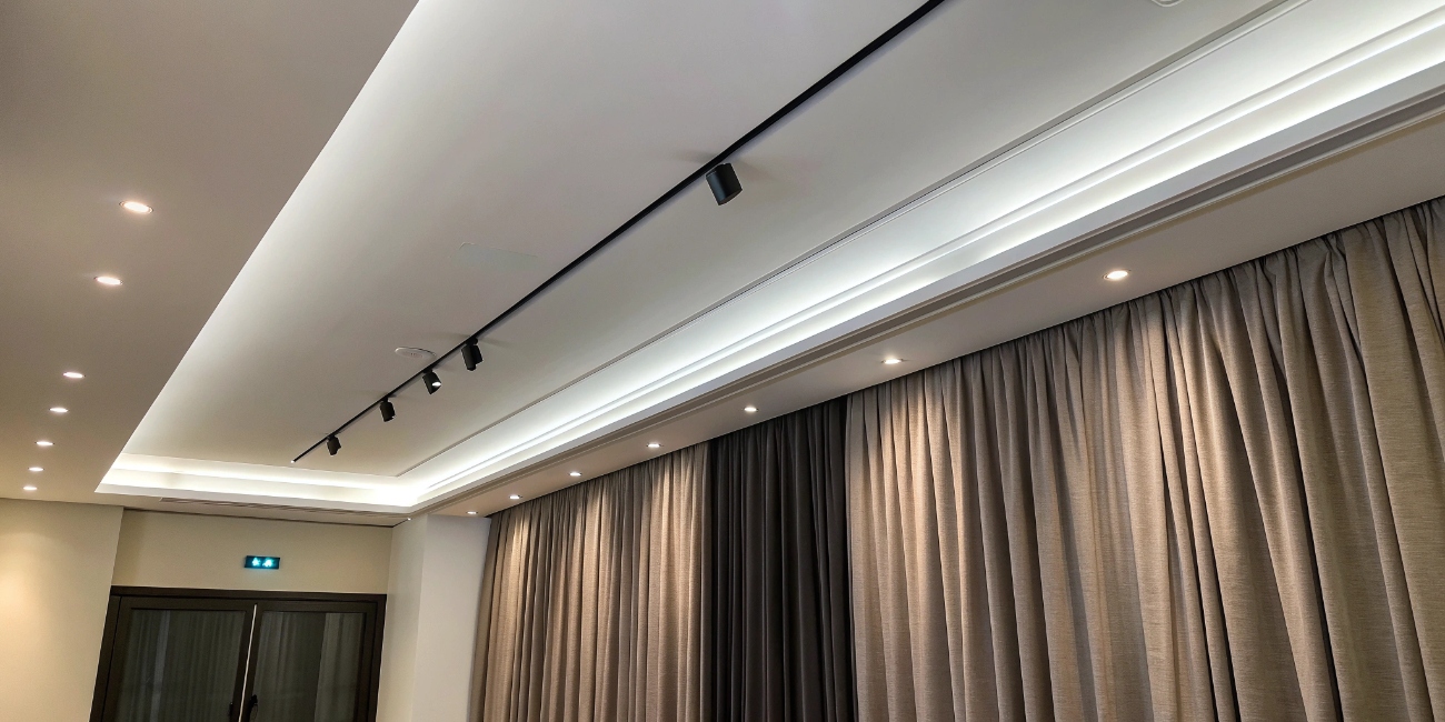 Скрытый карниз в натяжном потолке: виды, монтаж и установка