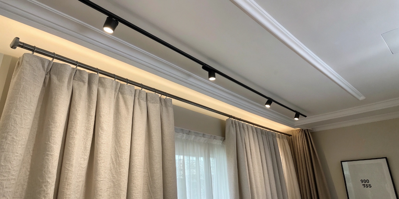 Скрытый карниз в натяжном потолке: виды, монтаж и установка