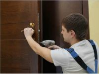 Мастер по ремонту дверей в Москве, где искать надежного исполнителя