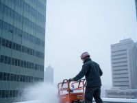 Работы по очистке снега и наледи с крыш в Москве